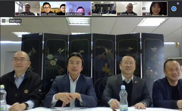 △杜伟(左二)与在以中国学生学者代表交流