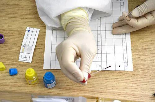 2020年3月1日，宁夏血液中心工作人员对新冠肺炎康复者捐献的血浆进行初筛检测。