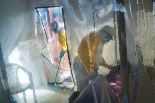 身穿防护服的医护人员在刚果治疗被隔离的埃博拉患者。