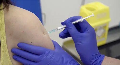 2020年4月23日，一名志愿者接受英国牛津大学新冠疫苗临床试验。