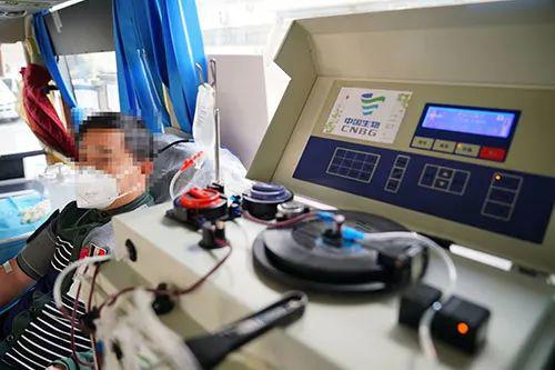 2020年 2月23日,河北省邢台市一名新冠肺炎康复患者在捐献血浆。