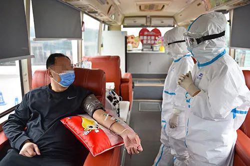 2020年2月27日，在北京佑安医院内的献血车上，两名新冠肺炎康复患者捐献血浆。