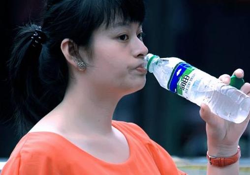 早晨空腹喝水特别养生?专家提醒:这3点不注意,喝了也是白喝