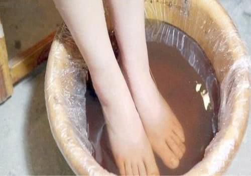 天天用热水泡脚,是养生还是慢性摧残?原来我们被骗了这么多年