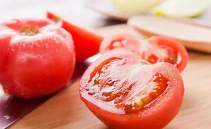 西红柿生吃和熟吃到底哪个好？失之毫厘，差之千里，好好看看