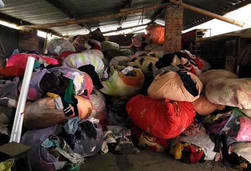 中国人捐赠旧衣服，运到非洲后变成什么样？看完不想捐了