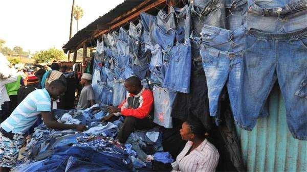 中国人捐赠旧衣服，运到非洲后变成什么样？看完不想捐了