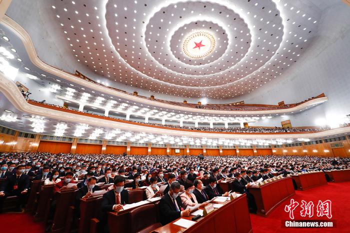  5月25日，十三届全国人大三次会议在北京人民大会堂举行第二次全体会议。 中新社记者 盛佳鹏 摄
