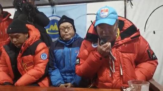 5月27日凌晨2点过，2020珠峰测量登山队总指挥王勇峰用对讲机发出登顶指令