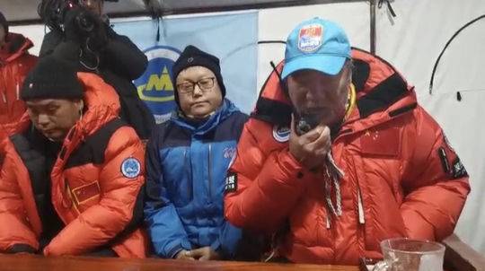 5月27日凌晨2点过,2020珠峰测量登山队总指挥王勇峰用对讲机发出登顶指令
