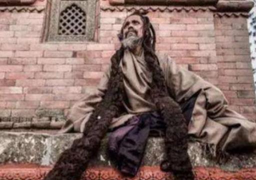 印度91岁苦行僧，称自己78年不吃不喝，于是游客在他房间安了监控
