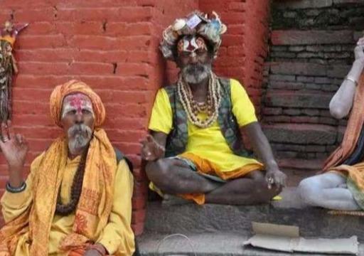 印度91岁苦行僧，称自己78年不吃不喝，于是游客在他房间安了监控