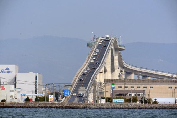 日本“垂直大桥”惊艳世界，技术已超中国？网友：侧面一看我笑了