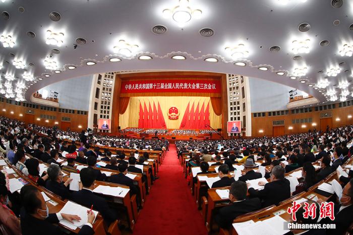 5月25日，十三届全国人大三次会议在北京人民大会堂举行第二次全体会议。 中新社记者 盛佳鹏 摄