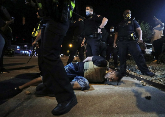 5月28日，美国田纳西州孟菲斯警察在一场抗议活动中控制了一名示威者。