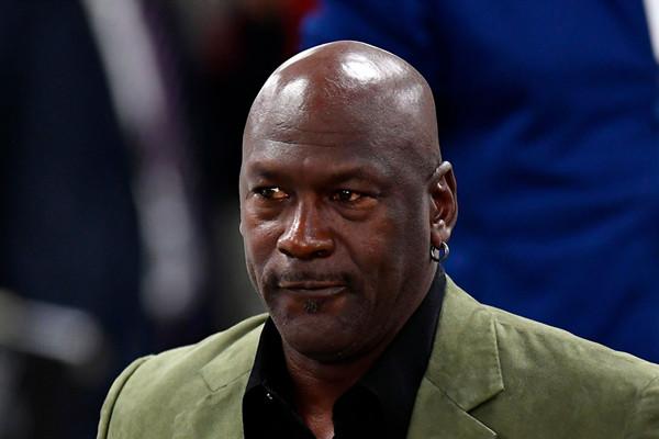 NBA反种族歧视一览:乔丹萧华发声,JR狂揍砸车暴徒