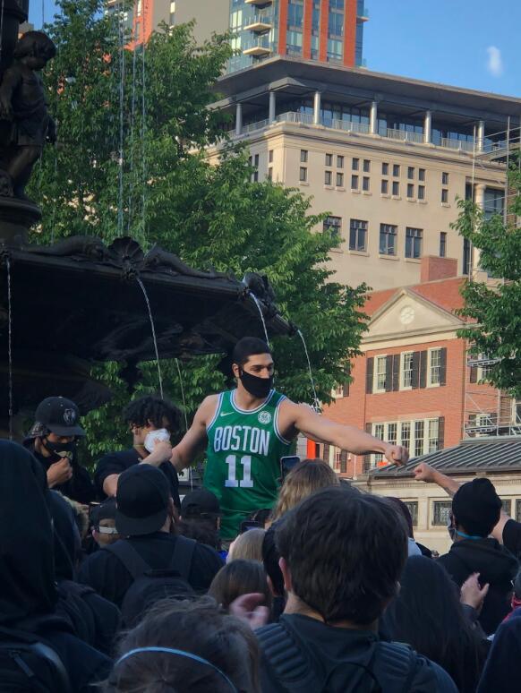 NBA反种族歧视一览:乔丹萧华发声,JR狂揍砸车暴徒