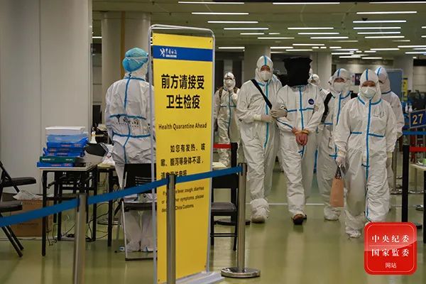“红通人员”强涛、李建东被遣返回国 来源:中央纪委国家监委网站