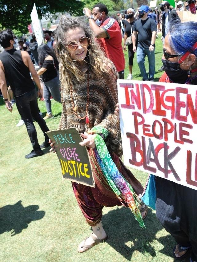 迈克尔杰克逊22岁女儿参加游行，顶“鸡窝头”太酷，积极倡导和平