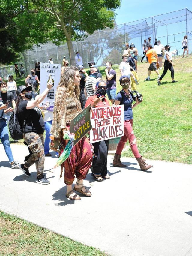 迈克尔杰克逊22岁女儿参加游行，顶“鸡窝头”太酷，积极倡导和平