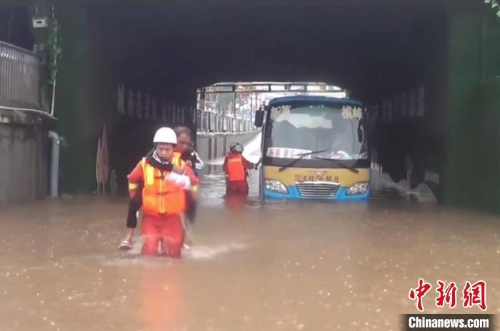 5月30日12时许，江西省上饶市横峰县铁路桥洞下，积水最深处有约1米深。仍在上涨的积水致使桥洞下一辆大巴车熄火，车内2人被困，消防指战员出动救援。　江西消防供图