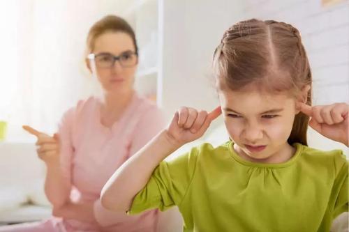 为什么吼完孩子,孩子转眼就忘?不是他不记仇,真实答案让人心酸