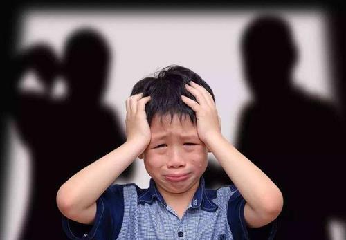 为什么吼完孩子,孩子转眼就忘?不是他不记仇,真实答案让人心酸