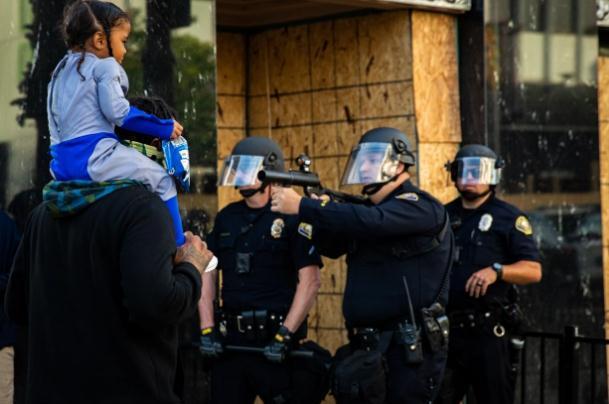 美国警察用枪顶着手提牛奶的父女上热搜，引发媒体疯狂转发和讨论