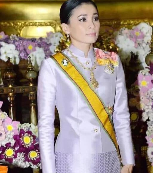 68岁泰王身边换新人,骑行女伴貌美气质佳,42岁王后只能低头不语