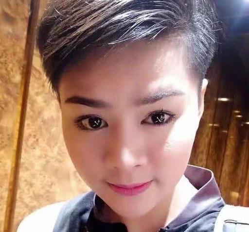 68岁泰王身边换新人,骑行女伴貌美气质佳,42岁王后只能低头不语