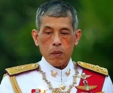 68岁泰王身边换新人,骑行女伴貌美气质佳,42岁王后只能低头不语