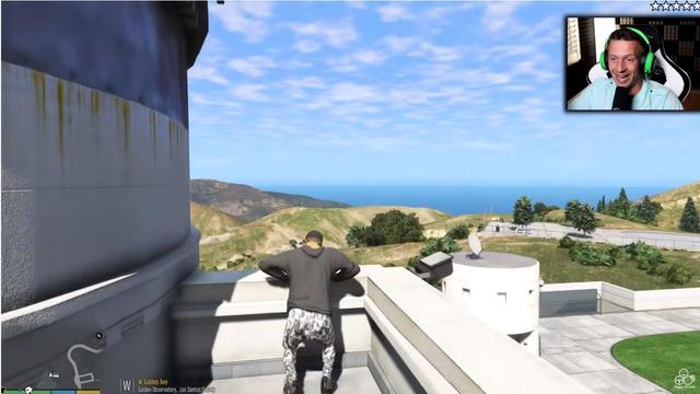 万能GTA5中,国外大哥只抢走特朗普52美金,竟然被5星通缉!