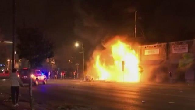 美国多地发生趁乱抢劫事件,暴徒砸碎4S店玻璃开走70多辆豪车