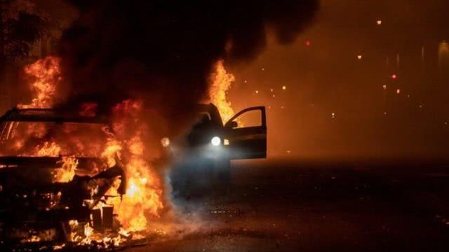美国多地发生趁乱抢劫事件,暴徒砸碎4S店玻璃开走70多辆豪车