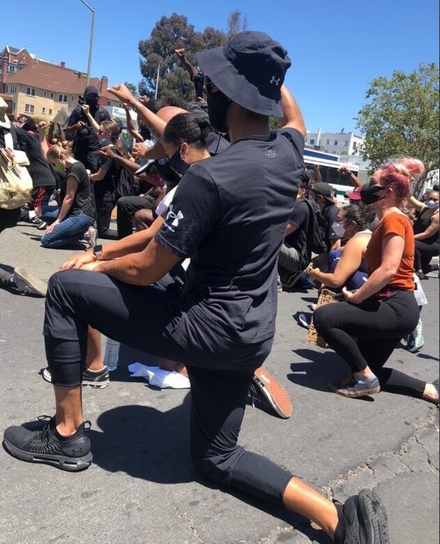 库里和阿耶莎单膝下跪，参加奥克兰抗议活动