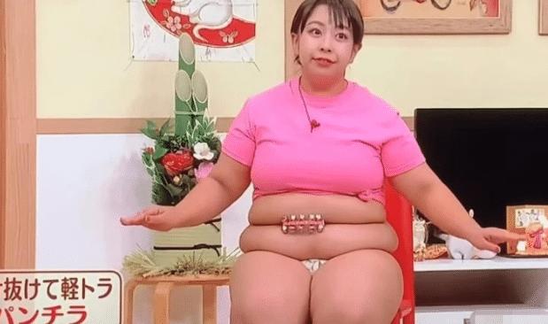 日本萌妹比乔碧萝还可怕，拍综艺展示“真实”肚子，网友直接自闭