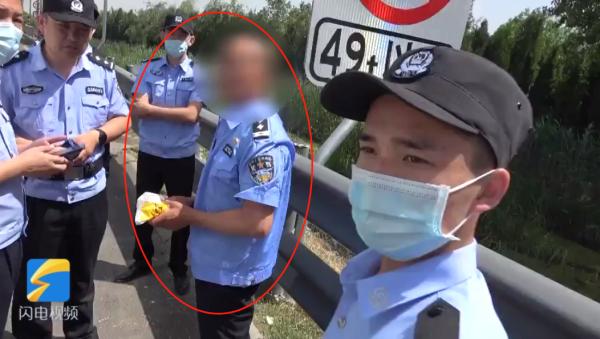 “警察”穿衣不系扣？！缉毒民警一查，竟是“在逃犯”