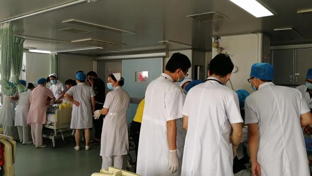 广西梧州小学门卫砍伤39人,伤者多是学前班儿童,凶手弟弟是前任校长