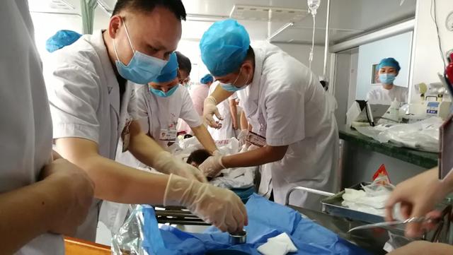 广西梧州小学门卫砍伤39人,伤者多是学前班儿童,凶手弟弟是前任校长