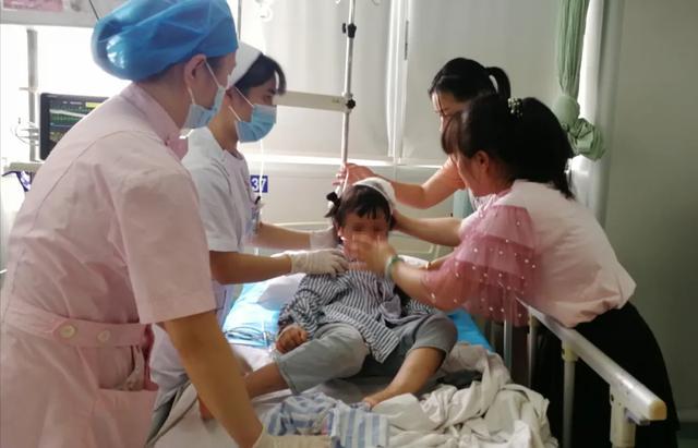 广西梧州小学门卫砍伤39人,伤者多是学前班儿童,凶手弟弟是前任校长