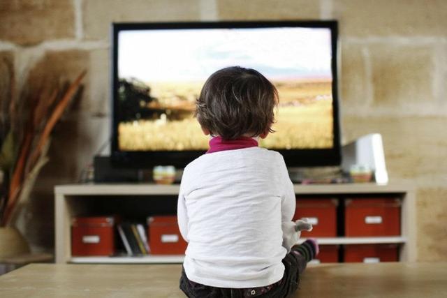 “看电视”和“不看电视”的孩子，长大后差距很大，家长需早重视