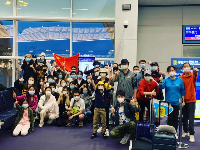 96名中国乘客回国航班一波三折;45小时穿越疫情与暴乱,两中国高中留美学生的艰难回国路