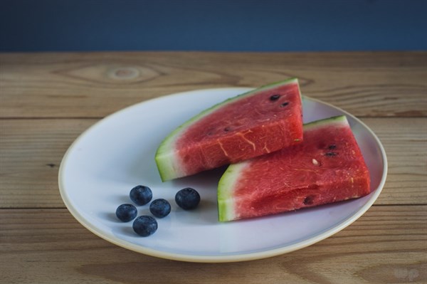长寿老人养生经验：夏季要少吃这4种水果，会使湿气水肿更严重！