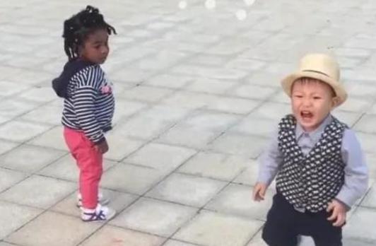3岁宝宝偶遇同龄"黑人宝宝"，边哭边找喊：妈妈，这是个啥啊？