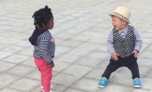 3岁宝宝偶遇同龄"黑人宝宝"，边哭边找喊：妈妈，这是个啥啊？