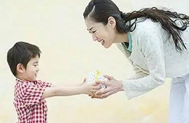 3岁宝宝偶遇同龄"黑人宝宝",边哭边找喊:妈妈,这是个啥啊?