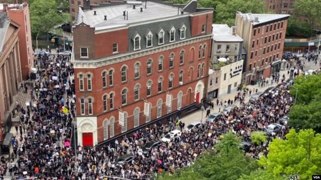 美国华人惨了,大骚乱引爆打砸抢!纽约唐人街遇袭,群众疾呼求援