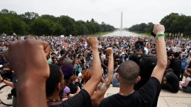 二十万民众拥向白宫 华盛顿周末经历最大示威