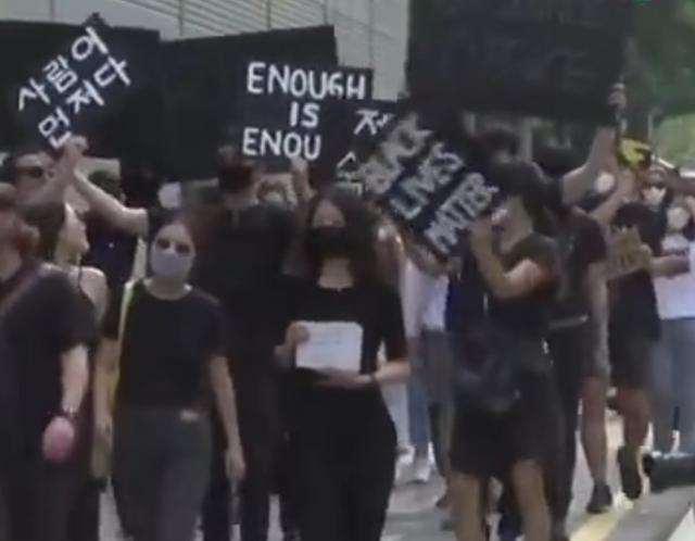 蔓延多国!韩国也爆发抗议活动,数百人走上街头还有人下跪