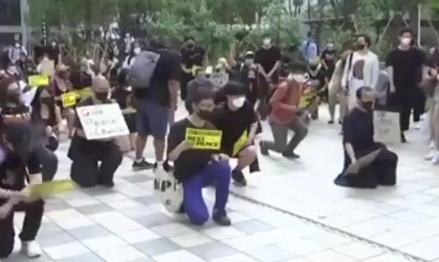 蔓延多国！韩国也爆发抗议活动，数百人走上街头还有人下跪